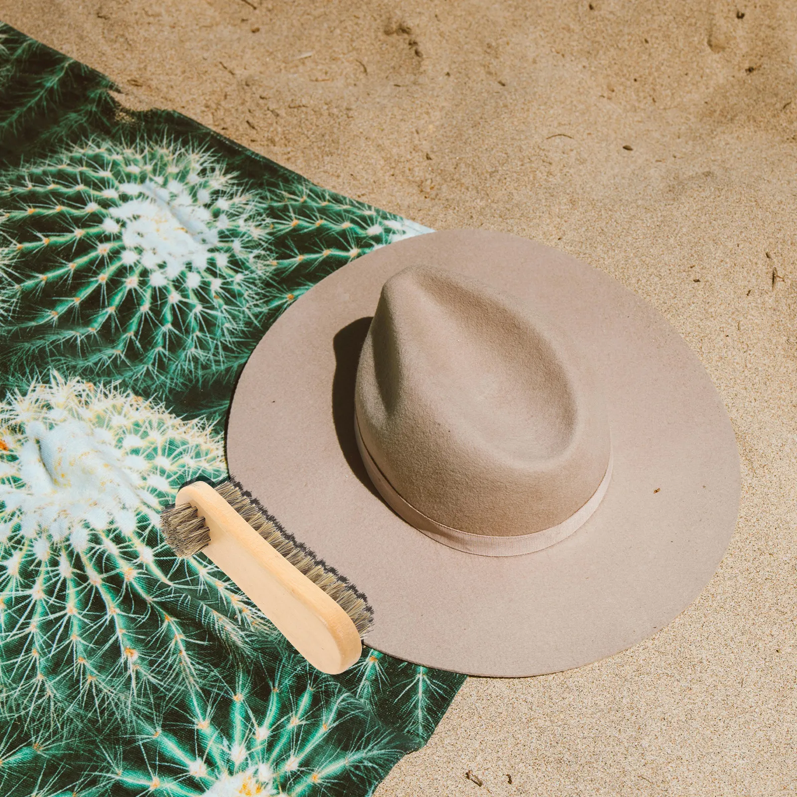 

Щетка для удаления песка, легкая пляжная щетка для очистки от песка, очиститель для оконных пазов и направляющих, многофункциональная, мягкая.