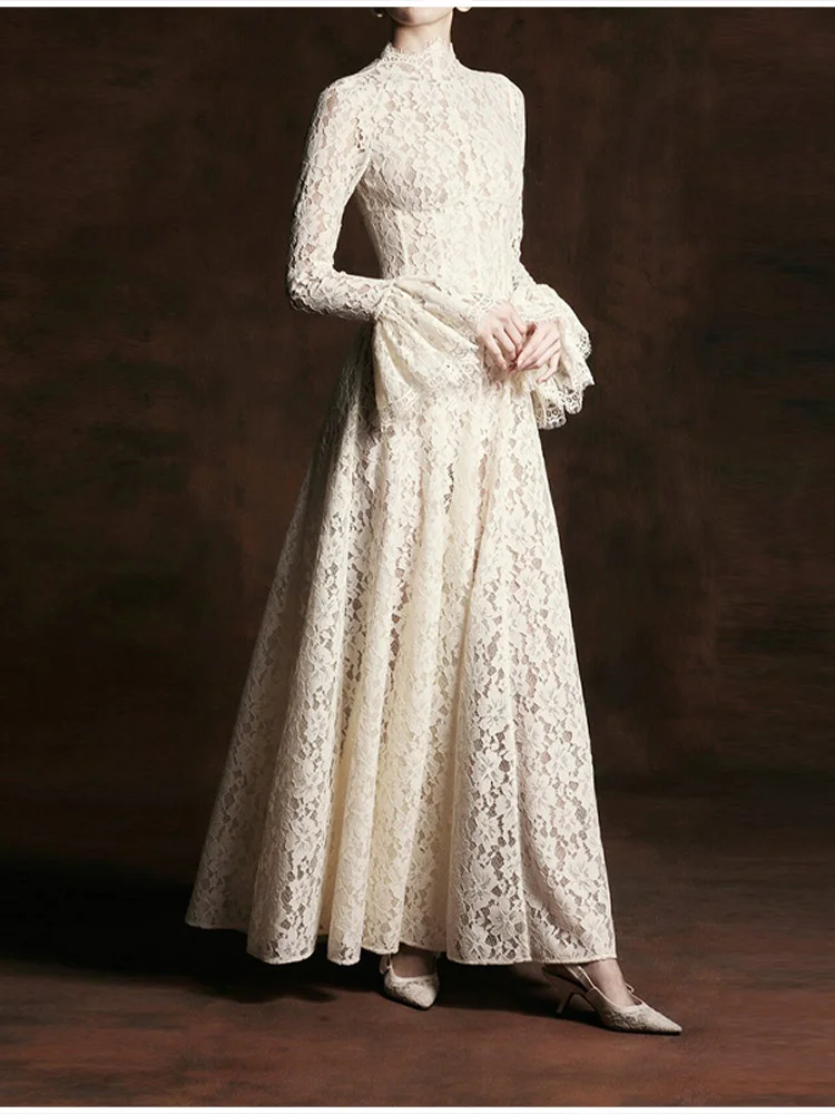 Schickes, einfarbiges Spitzen-Maxikleid mit hohem Kragen, langen ausgestellten Ärmeln, aufwendiger floraler Spitze, A-Linie, formelles Abendkleid für Hochzeitsgäste.