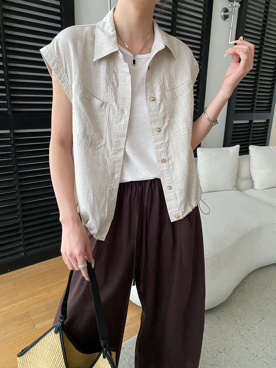 Sommerliches Damenhemd in unifarbenem Design mit Reverskragen, zwei Taschen und lockerem, kurzem Flügelärmel. – Detail 13