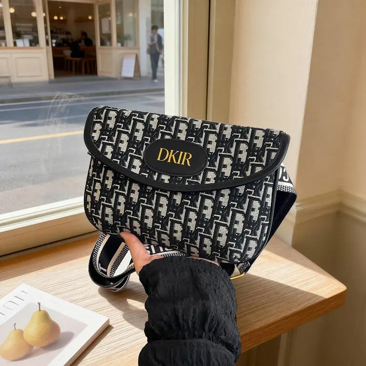 

Новая премиальная сумка-клатч 2026 года с вышивкой, широким плечевым ремнем, для ношения на груди или на талии, женская повседневная сумка-конверт, сумка через плечо на одно плечо