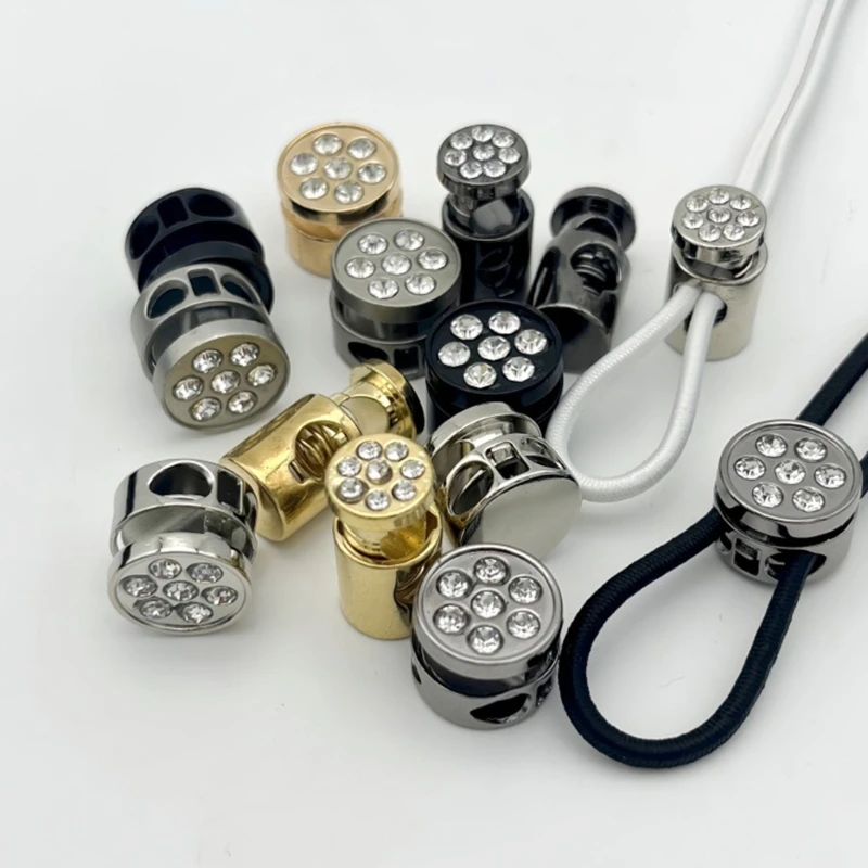 R1WE ใช้สายสปริงที่ใช้งานได้จริงสำหรับ drawstrings ในชุดกีฬาและชุดสบาย ๆ