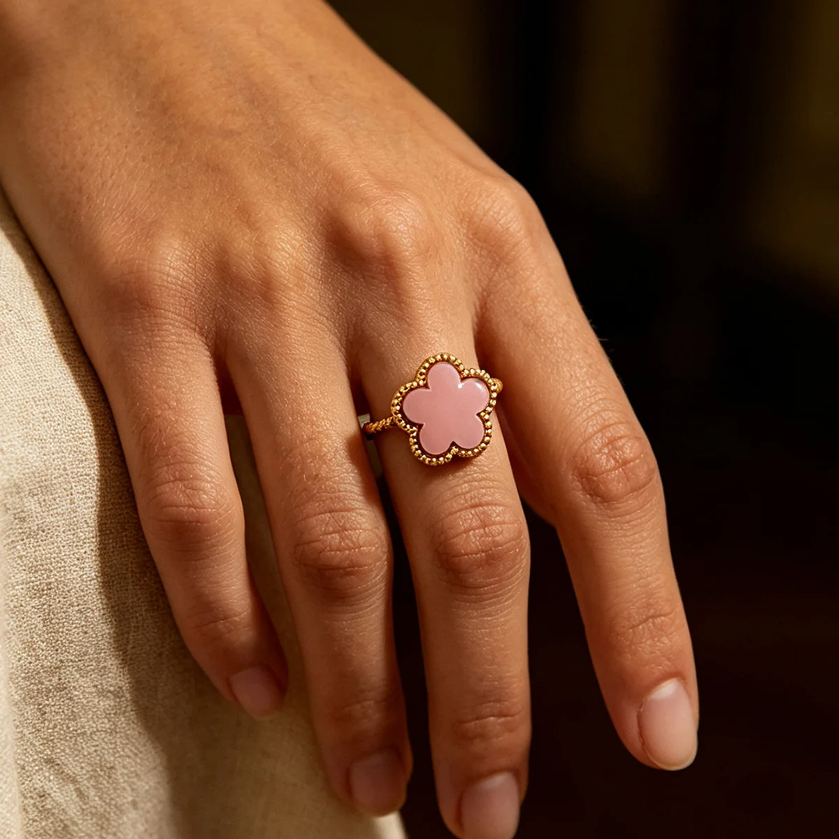 Vintage Emaille-Blumen-Offener Ring für Damen, Goldfarben, Edelstahl, Gedrehter Verstellbarer Manschettenring, Ästhetischer Boho-Schmuck, Geschenk – Detail 2