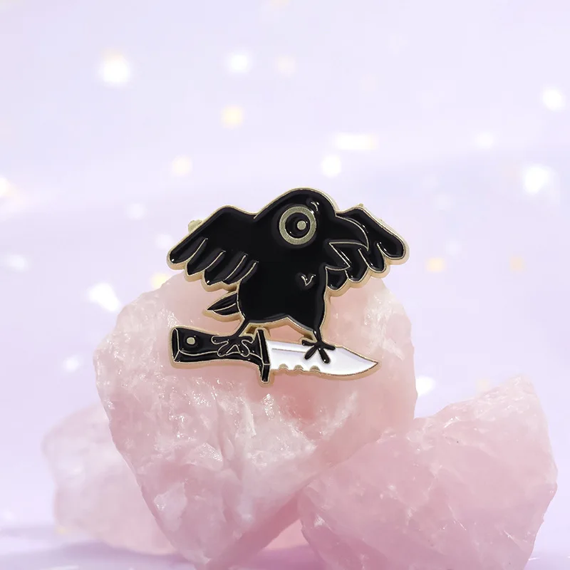 دبابيس المينا للهالوني للأصدقاء ، بروش غراب سحري أسود ، إكسسوارات حقيبة ظهر قبعة طية صدر السترة ، شارة معدنية ، هدية مجوهرات ، بيع بالجملة ، لطيف