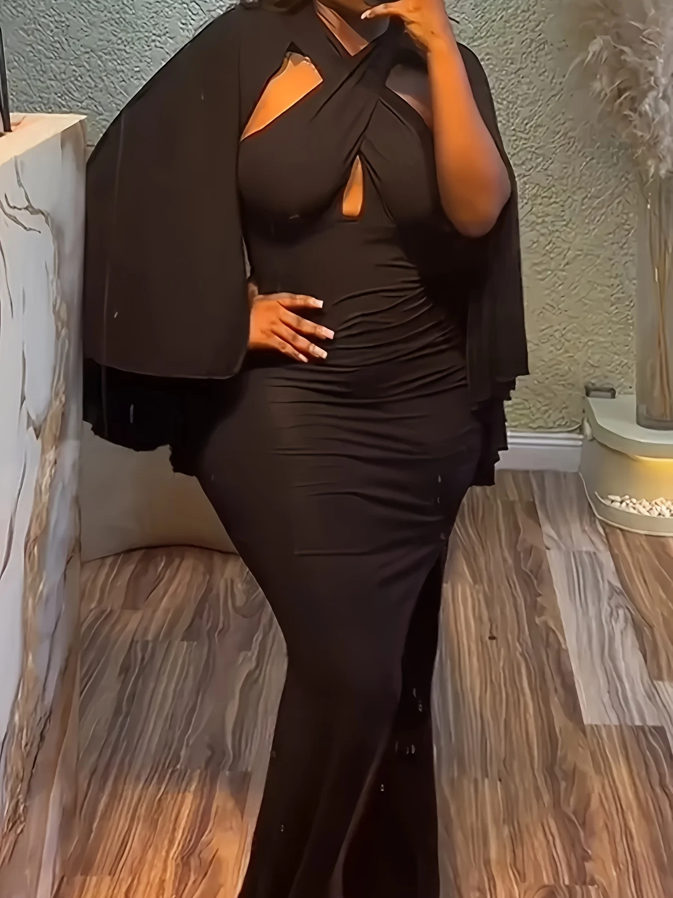 فستان سهرة رسمي نسائي بظهر متقاطع وأكمام كيب طويلة مع فتحة جانبية