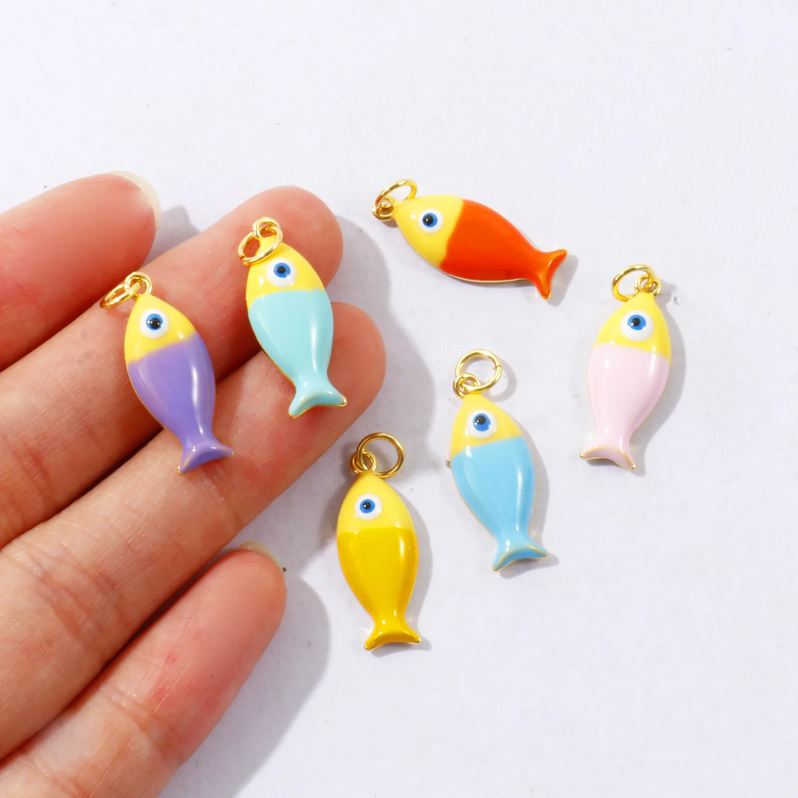 2 Stück bunte Emaille-Ozeanfisch-Anhänger, 18 Karat vergoldete Messing-Anhänger für die Herstellung von DIY-Halsketten, Armbändern und Schmuck, 24 x 8 mm. – Detail 4