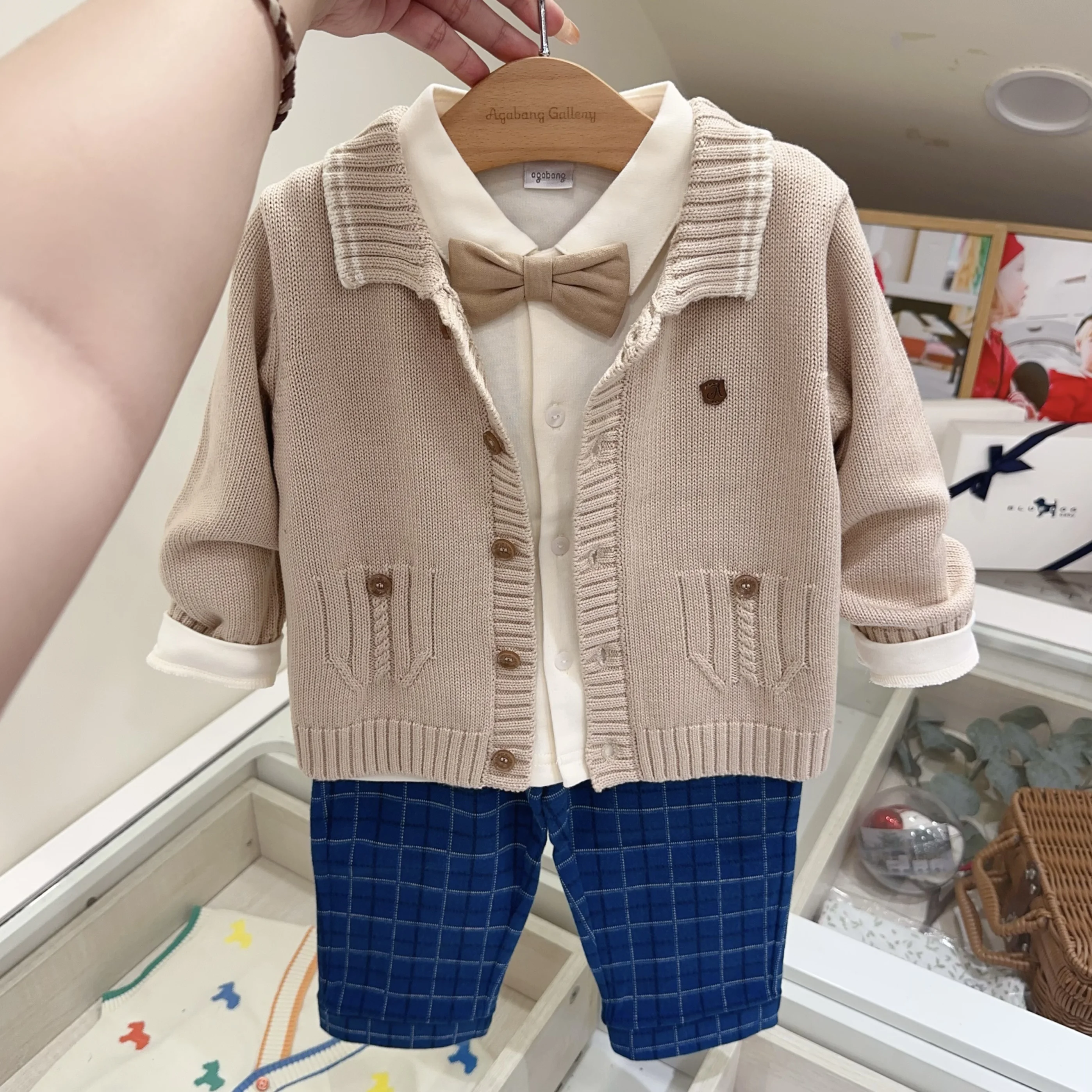 completo-da-bambino-in-maglia-bianca-con-camicia-e-cravatta-collezione-invernale-set-di-abbigliamento-per-bambini-casual-versatile-stile-gentiluomo