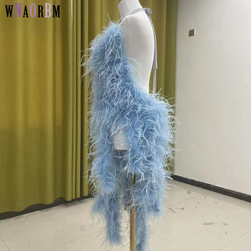 Neuestes Design eines Kleides aus 100% natürlichen Straußenfedern, mehrfach geschwungenes Design, durchsichtiges rückenfreies Kleid, sexy Damenkleid. – Detail 2