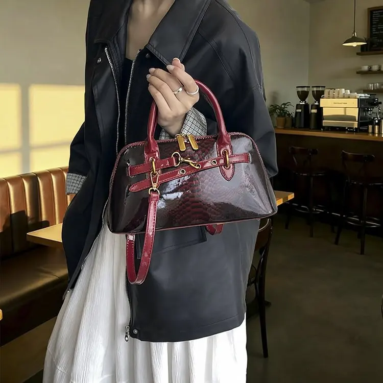 

Minimalist Elegant Designer Diaper BagFor Women Vintage Leather Large Capacity Tote Luxury Classic Fashionable Commuter Shoulder