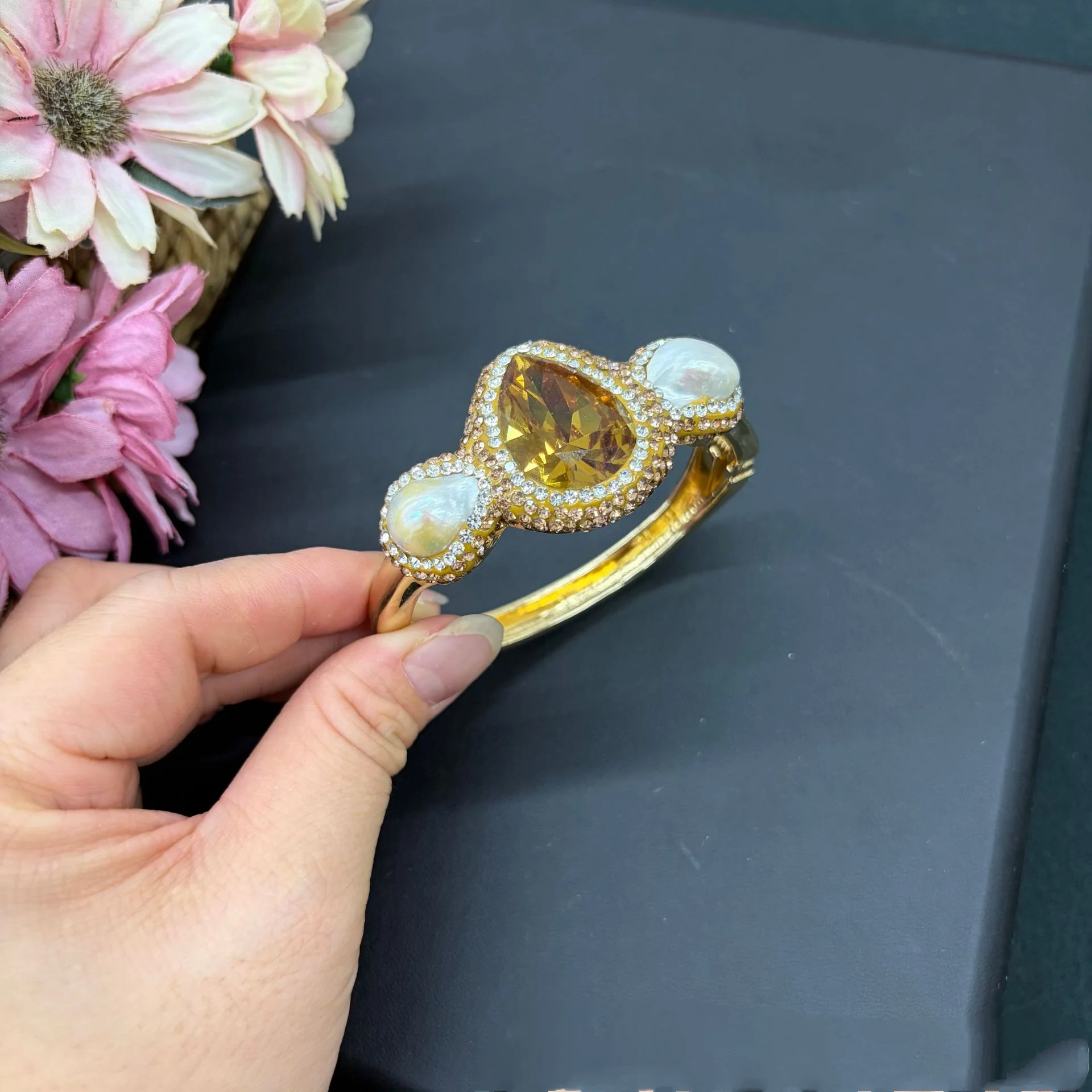 Fashion Elegant Bangle Inlaid Ivory White Pearl Women Fashion Wrist Ornament Versatile Daily Banquet Party Costume Jewelry - view 4