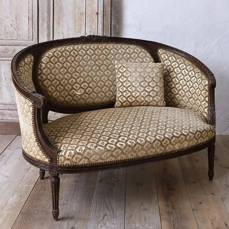 

Винтажное кресло-софа с гравировкой и серым принтом на ткани, в античном стиле для гостиной