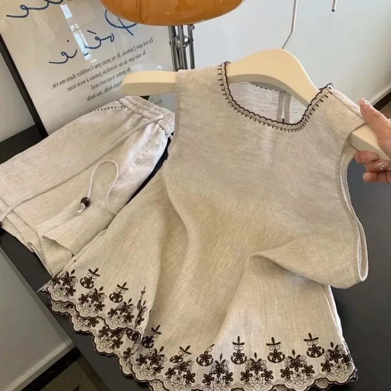 Semplice stile vecchio denaro in cotone e lino per l'industria pesante, gilet in pizzo ricamato, pantaloncini estivi da donna, abito a due pezzi