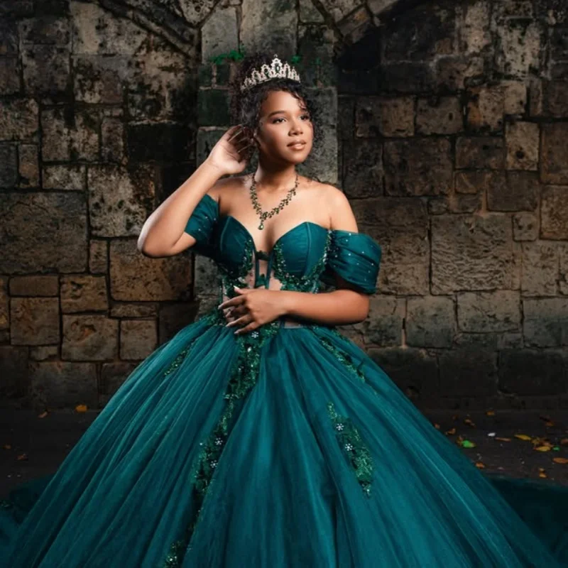 ชุดเดรสงาน Quinceañera สีเขียวเข้ม แบบเปิดไหล่ ประดับลายดอกไม้ ผ้าลูกไม้ซ้อนชั้น หางยาว ชุดเดรสสำหรับงาน Quinceañera อายุ 15 ปี ﻿ ปรับแต่ง