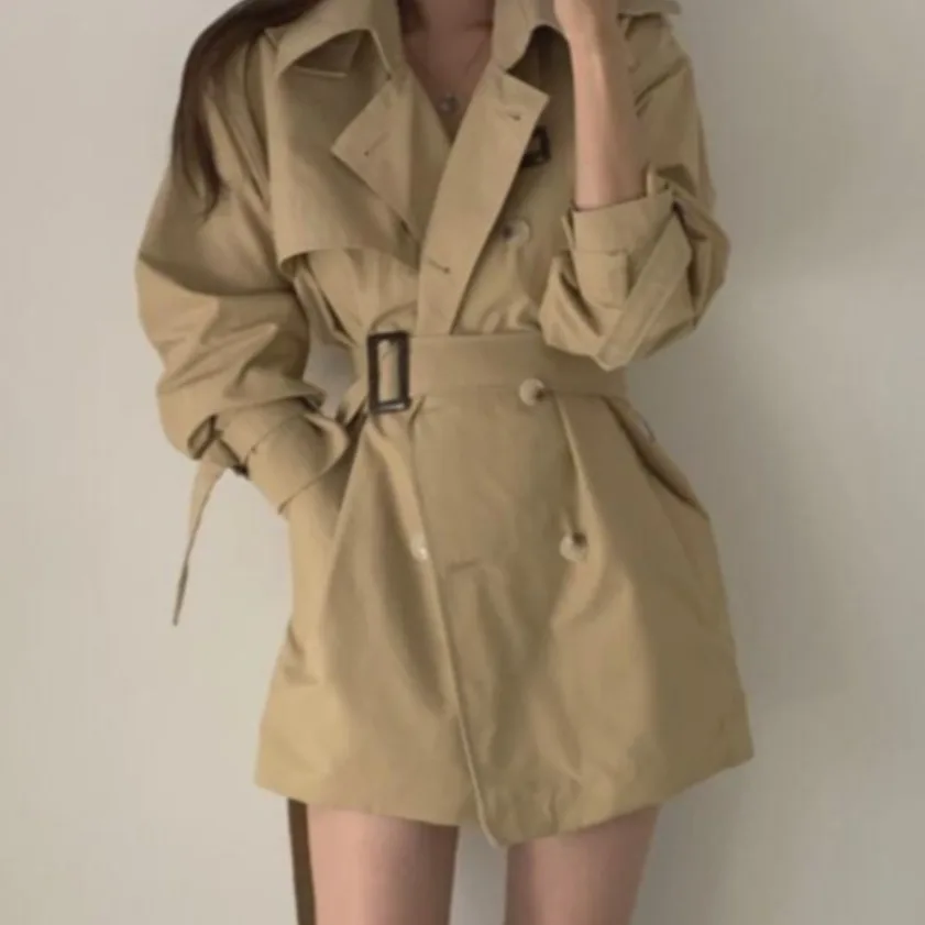 เสื้อโค้ทผู้หญิงทรงยาวปานกลาง สไตล์เกาหลี ผ้าฝ้าย ทรงหลวม กระดุมสองแถว พร้อมเข็มขัดรัดเอว ช่วยให้ดูผอมเพรียว เหมาะสำหรับฤดูใบไม้ร่วงและฤดูหนาว