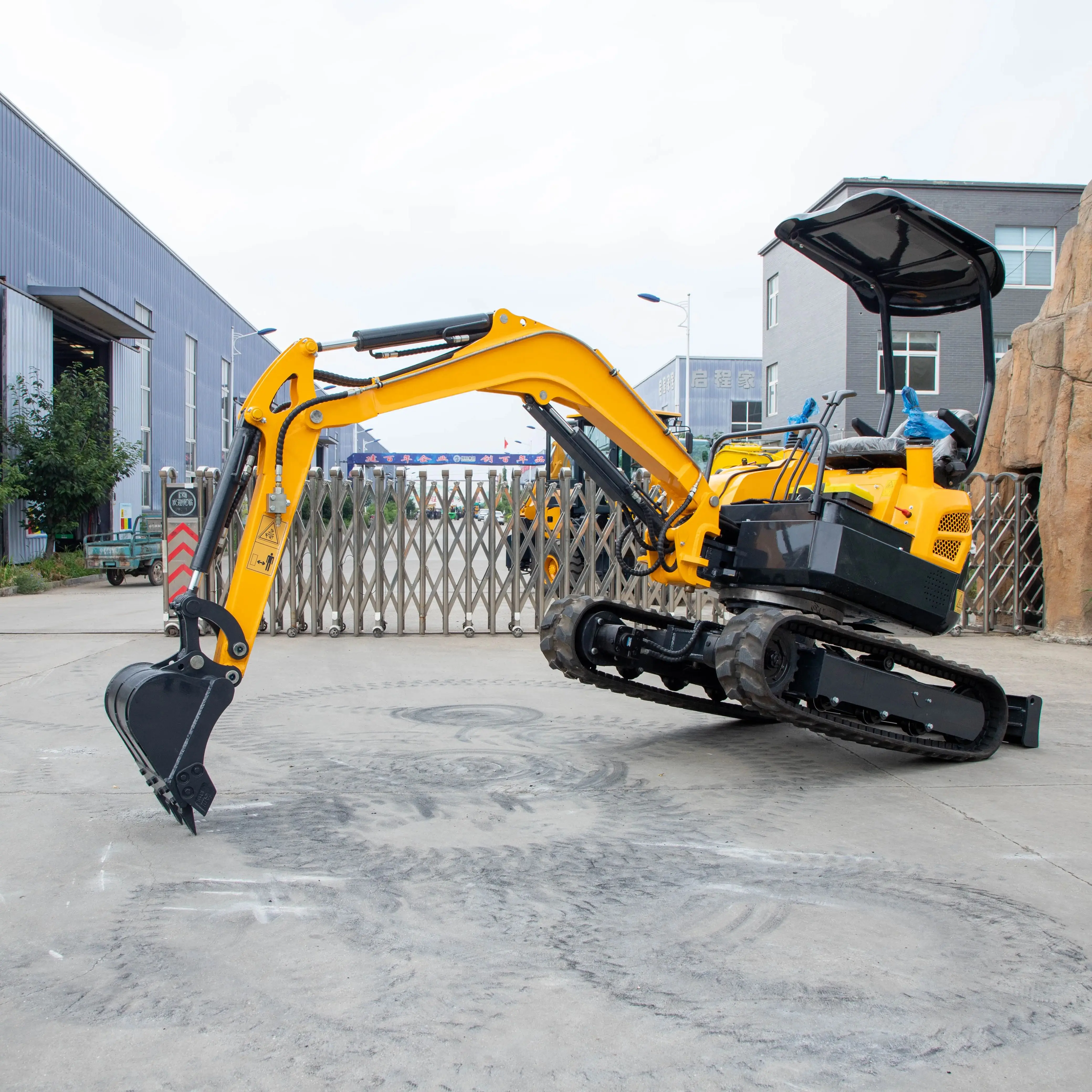 Customized 2T Excavator Hydraulic Crawler Mini Digger Bagger For Garden Small Excavators For Home  Use