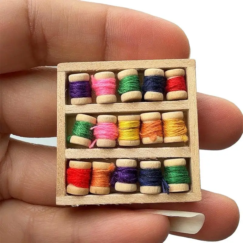 DIY 1:12 Maison de poupée miniature, modèle de magasin de couture, accessoires de scène, boîte de rangement et 15 fils à boucler, ensemble de fils à boucler, jouets d'imitation pour enfants