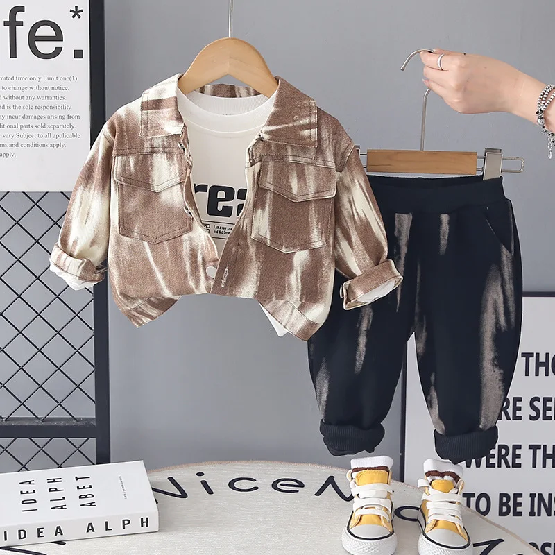 nuovo-set-primaverile-2026-per-bambini-3-pezzi-giacca-tie-dye-t-shirt-con-stampa-lettering-pantaloni-jogger-outfit-casual-trendy-streetwear