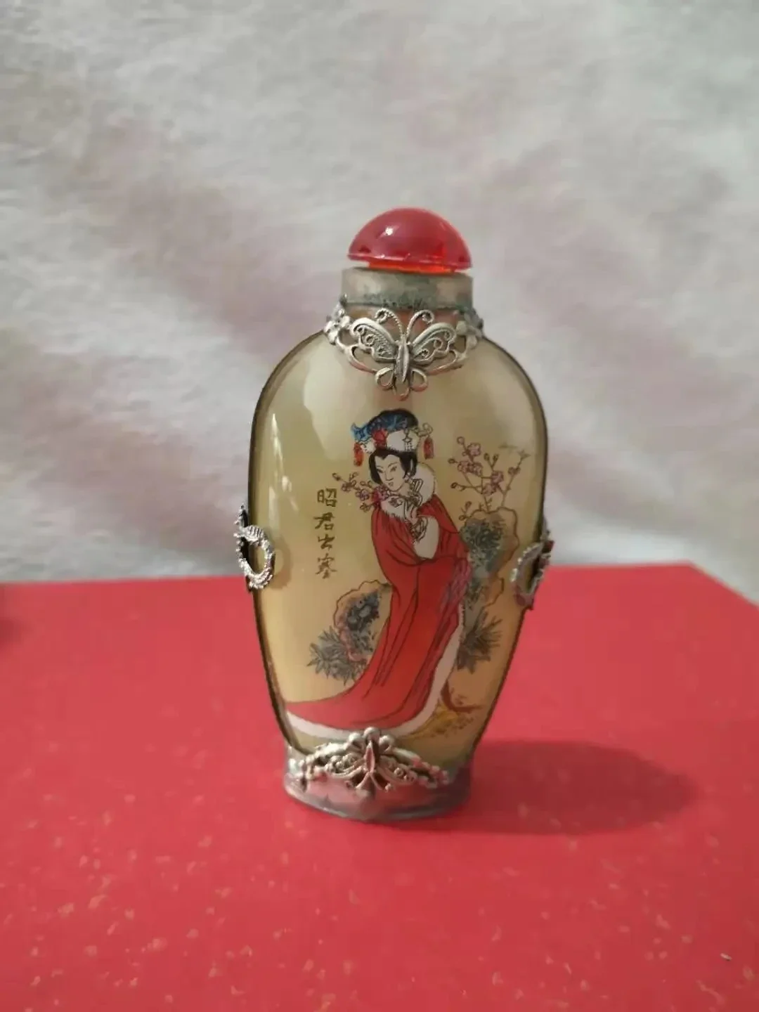 Exquisite ancient Chinese painting glass snuff bottle， Deliver one at random glass bottle