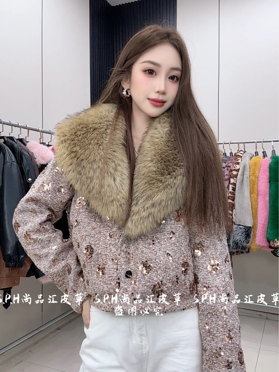 Fashionable Unique New Winter Padded Large Furry Collar Youth Style Faux Fur Coat Short Long Sleeves Woolen Jacket Streetwear