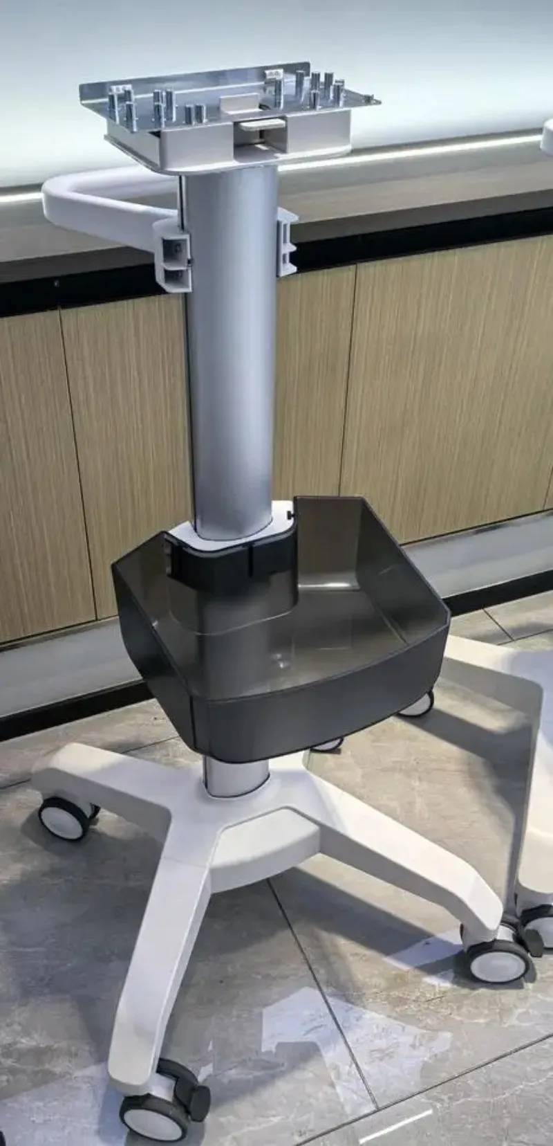 Troli Monitor MB101 Kecil Empat Roda Troli Monitor dengan Rem Cepat