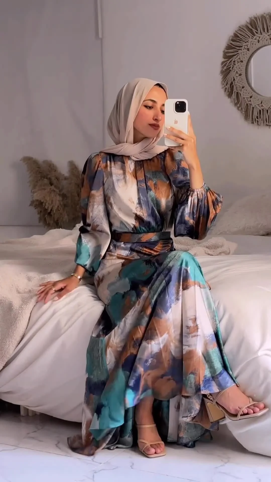 Medio Oriente nuevo vestido de longitud media de manga larga exótico ajustado con cintura plisada para mujer