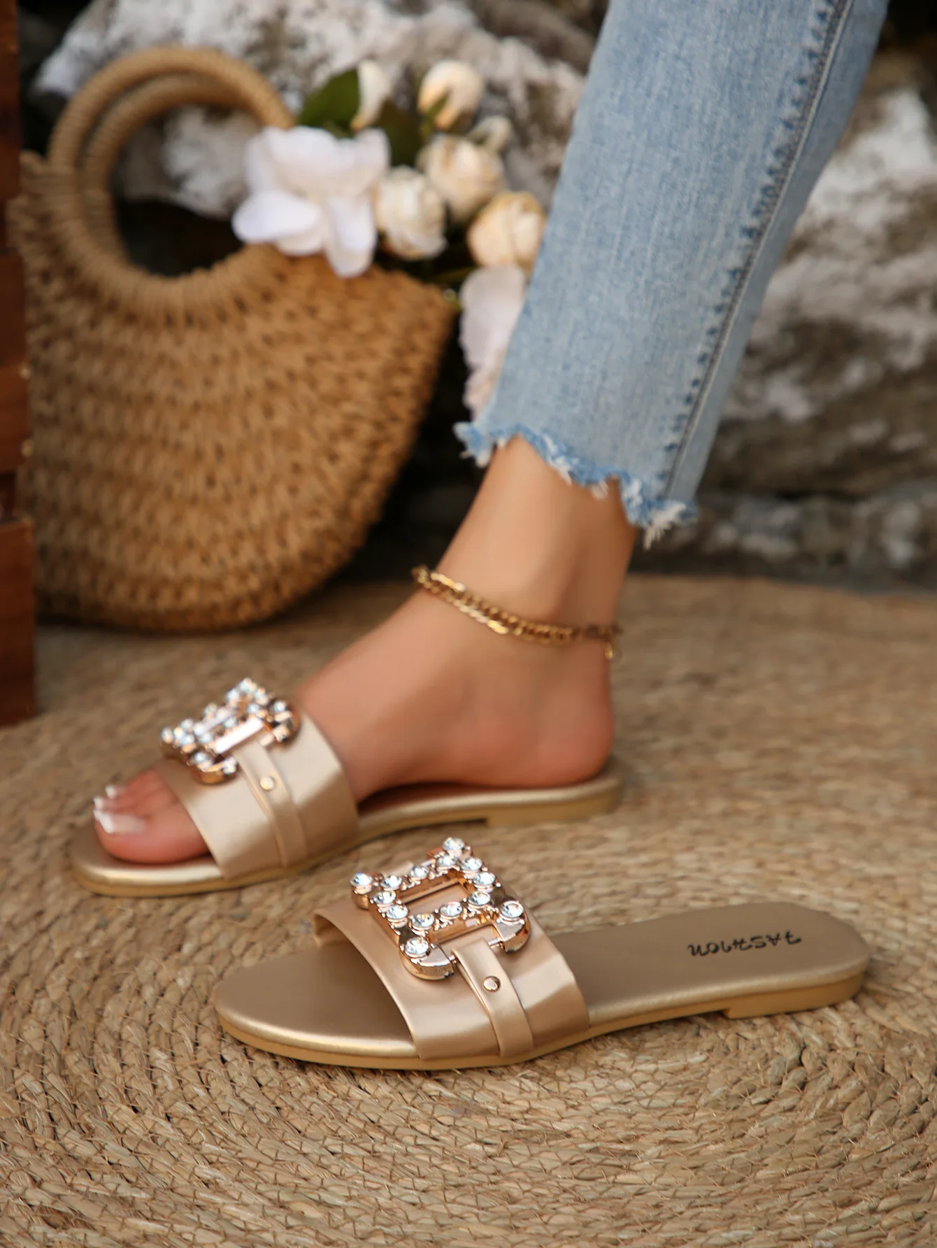 Modische Damen-Flachpantoffeln, Strass-Verzierte Einfarbige Offene Zehenpartie mit Metallschnalle für Tägliches Pendeln und Outdoor-Aktivitäten – Detail 18