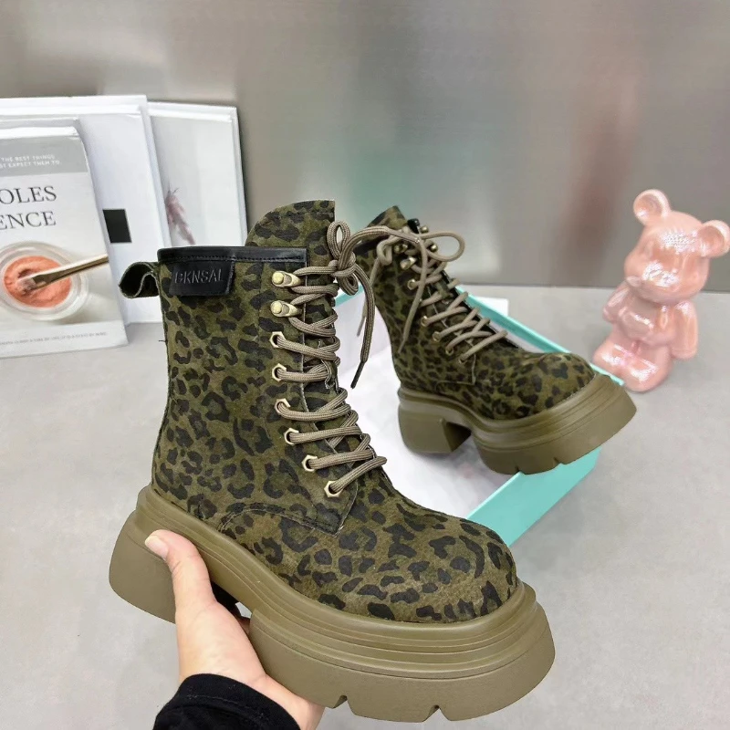 Botas mujer 2025 tendencia motocicleta estampado de leopardo bota de mujer nueva bota de tobillo Popular de gama alta suela gruesa zapatos de mujer cómodos