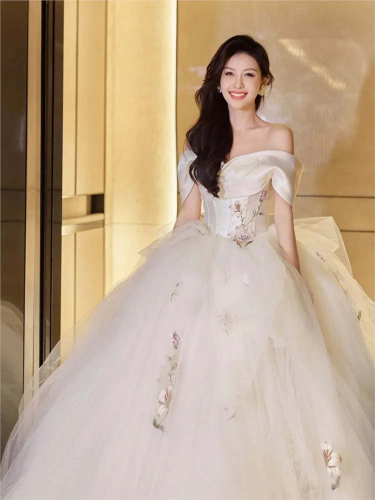 

A large-sized one-shoulder design niche embroidered light luxury dress