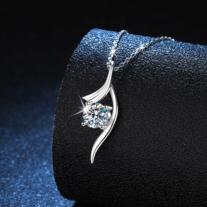 18K platinum diamond classic four-claw moissanite pendant plated PT950 platinum simple and fashionable 1 carat D color necklace