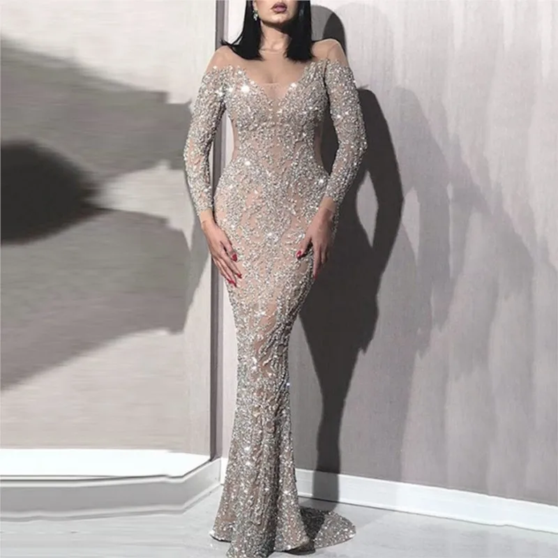 

A new style of gold-embossed long-sleeved form-fitting long banquet dress