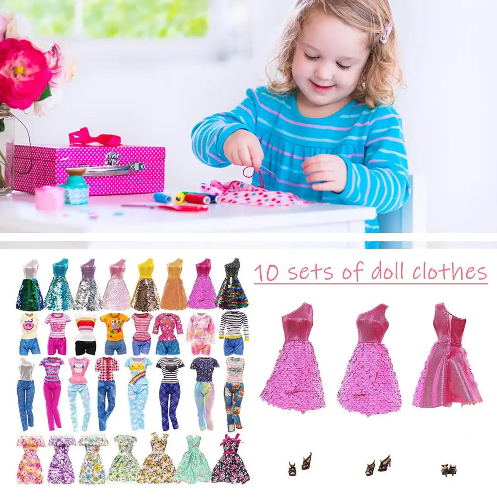 10セットの人形用衣装、スパンコール付きドレス3着、トレンディな花柄ドレス3着、カジュアルセット4着を含む