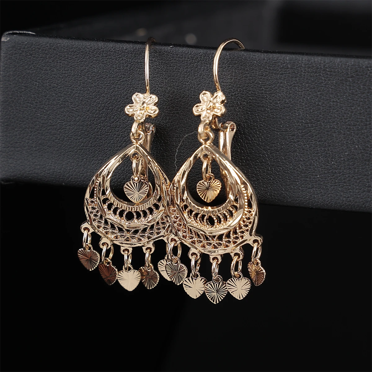 Boucles d\'oreilles à pampilles découpées classiques, boucles d\'oreilles en or, bijoux de patients de style marocain, conception de coeur, document