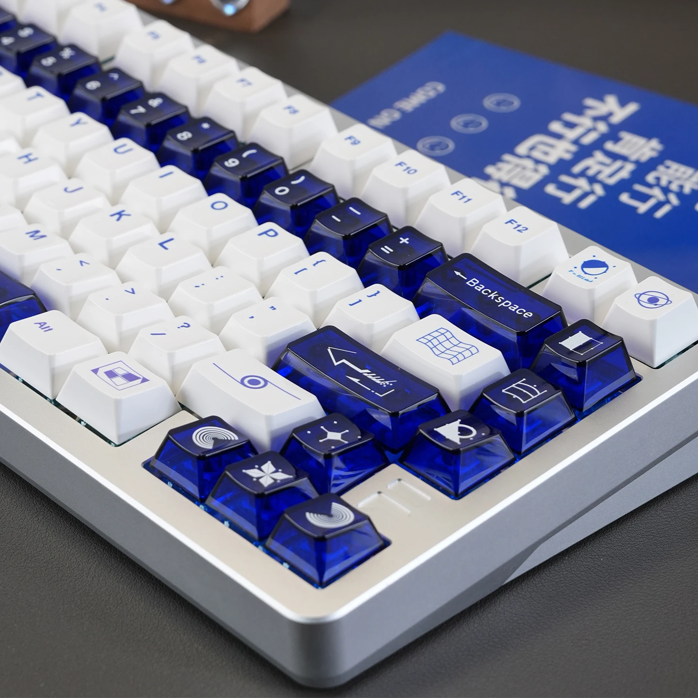 คีย์แคปสีขาวน้ำเงินสไตล์มินิมอ - Retro Gaming Keycaps บทวิจารณ์และราคา