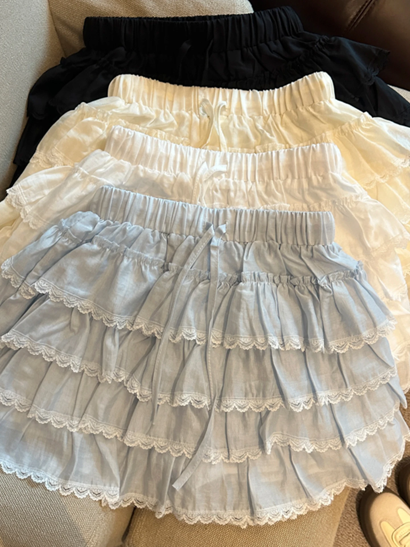 

Рекомендованная Эмили Клуд: Женская короткая юбка с кружевной отделкой и эластичной талией, весна-лето, защита от просвечивания, модная.