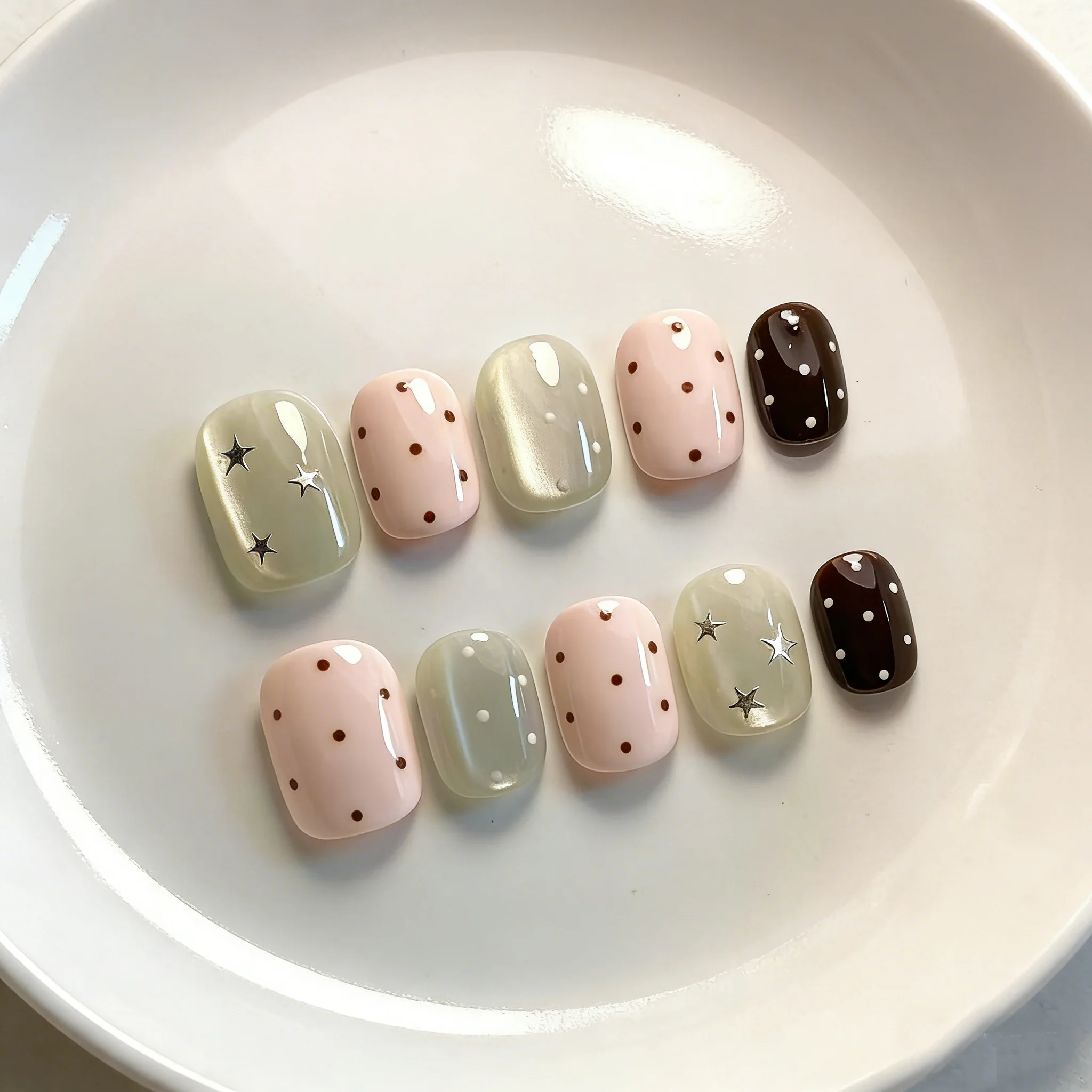 

10pcs Light Pinkish Brown Handmade Nails Adorable Polka Dot Starburst Press on Nail Short Square & Round False Nail for Women