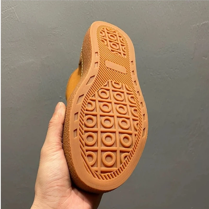 Nowe męskie buty na zimę 2025, ocieplane polarem, wysokie, retro skórzane buty robocze z masywną podeszwą, komfortowe sneakersy na co dzień na cały dzień.