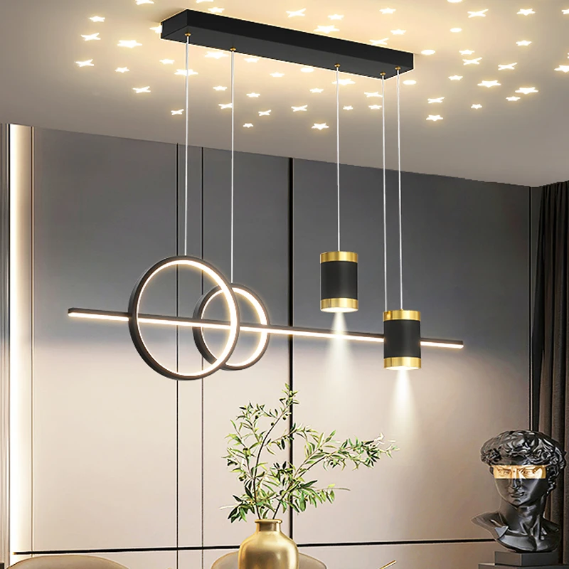 โคมระย้าร้านอาหารที่เรียบง่ายและทันสมัย ดวงดาว ดวงจันทร์ การฉายภาพบนท้องฟ้าเต็มไปด้วยดวงดาว โต๊ะรับประทานอาหาร บาร์ โคมระย้า ระบบไฟส่องสว่าง