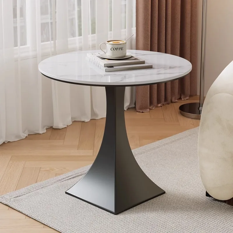 

Современная креативная гостиная, зона у дивана, маленький столик в стиле интернет-селебрити, небольшой журнальный столик, простая зона отдыха и приема гостей, балкон.