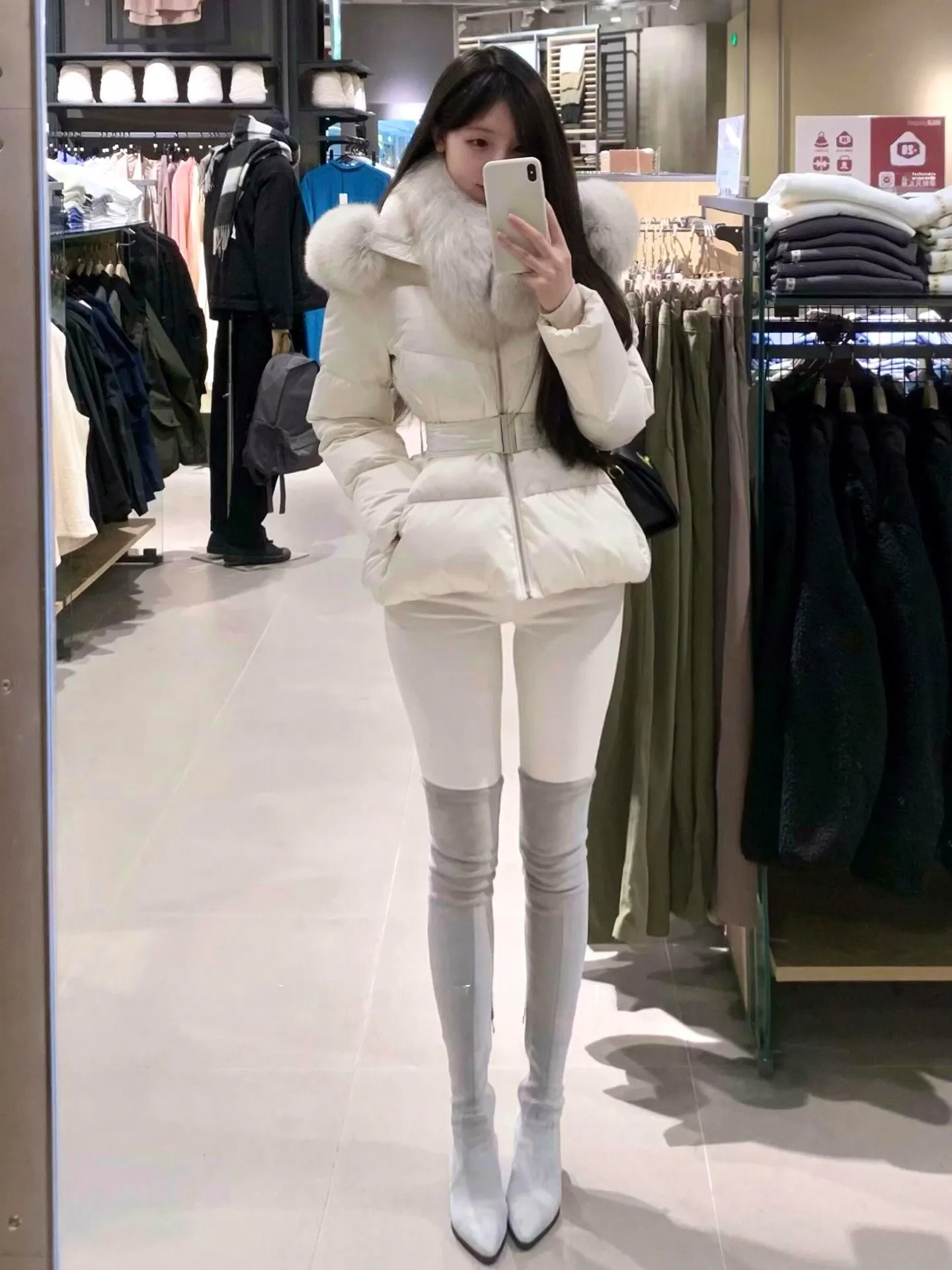 Nowa damska kurtka puchowa z futrzanym kapturem, biała, z bawełny, modelująca talię, stylizowana na płaszcz puchowy, idealna do dojazdów do pracy, ze sztucznym futrem, rok 2025.