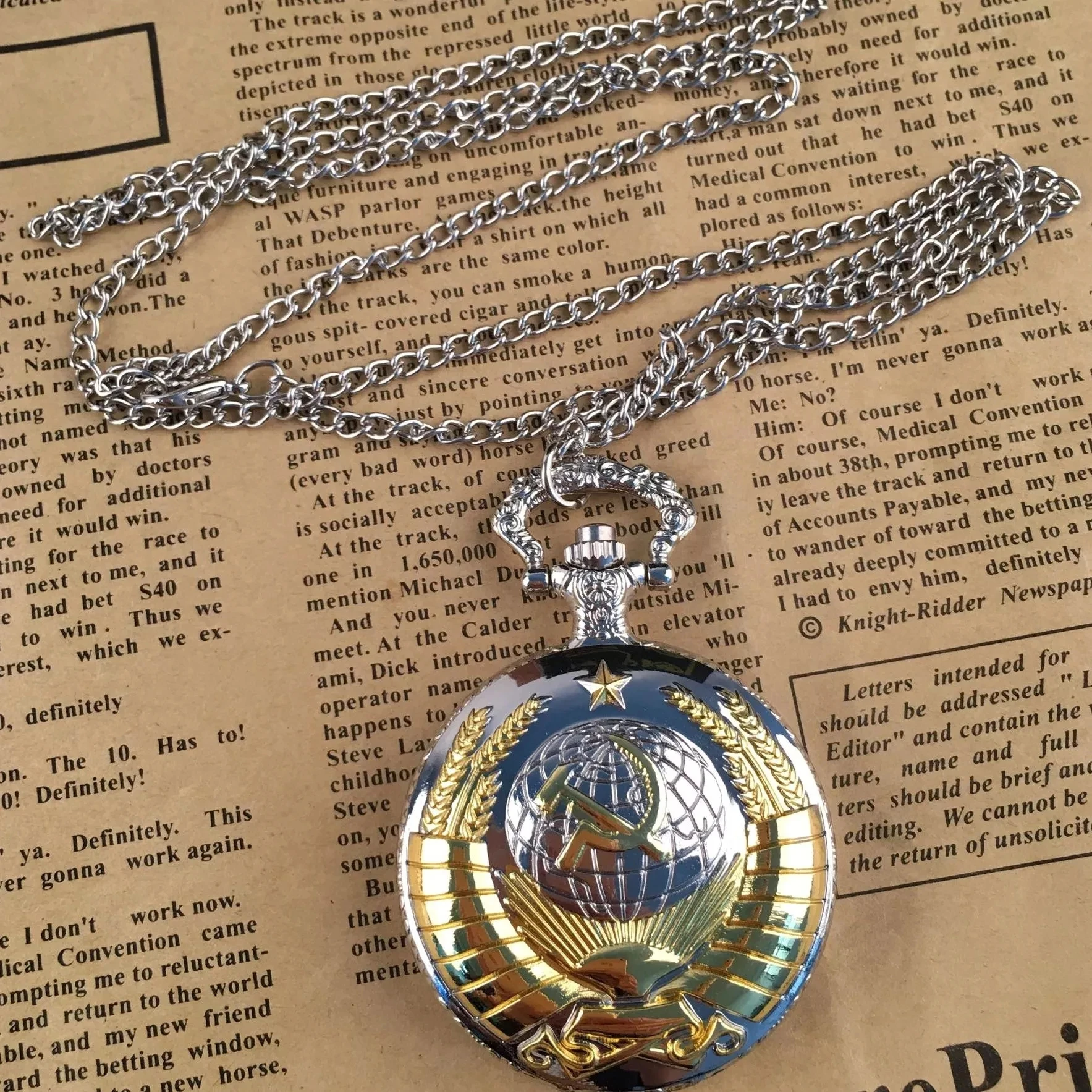 ساعة جيب كوارتز مطرقة ذهبية كلاسيكية ، شعار عتيق ، أرقام عربية ، قلادة ، ساعة بدلاية ، هدايا للطلاب