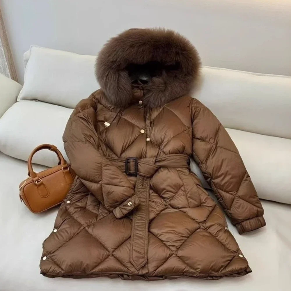 ريال فوكس الفراء أسفل سترة فاخرة النساء 2025 الخريف الشتاء جديد طوق الأبيض بطة أسفل معطف موضة الاتجاه مقنعين حزام معطف المرأة