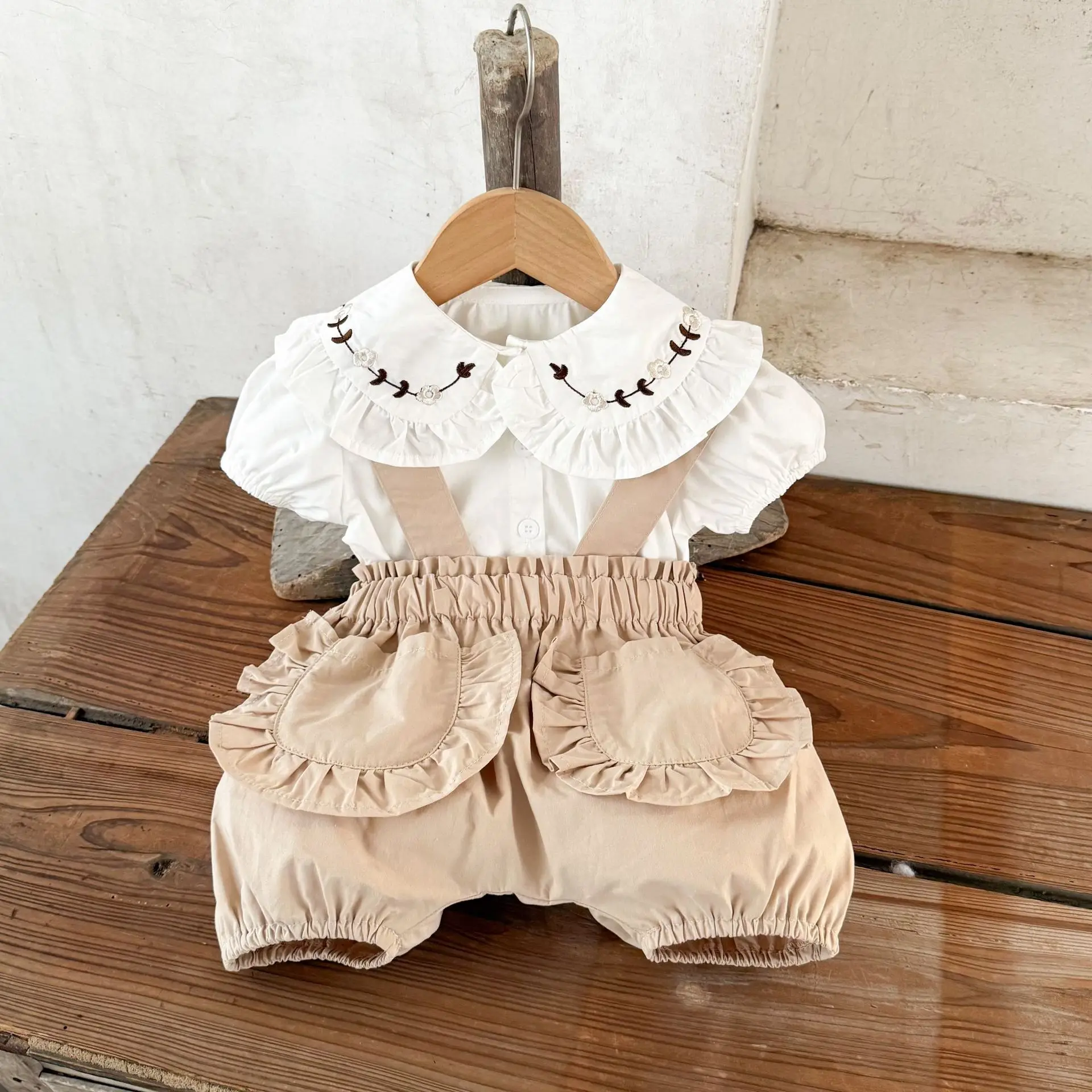 Ins النسخة الكورية فتاة طفل الصيف المطرزة طوق قصيرة الأكمام قميص الدانتيل الحمالة السراويل مجموعة عارضة قطعتين مجموعة