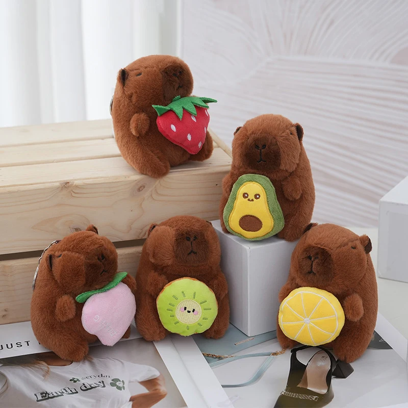 1Pcs Nette Capybara Halten Früchte Schlüsselbund Plüsch Spielzeug Puppe Auto Tasche Hängen Anhänger Cartoon Kapila Schlüsselbund Puppe Desktop Ornamente