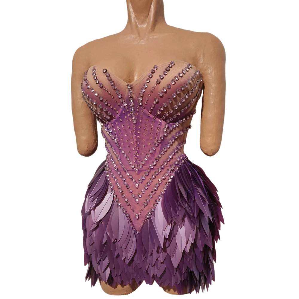 Robe courte tube scintillante violette avec strass et feuilles en plastique pour célébrer un anniversaire, soirée, séance photo sexy, costume de scène pour femmes.