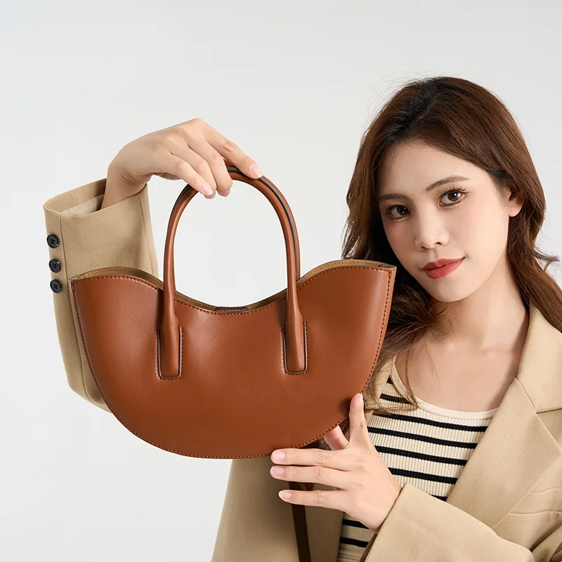 

The 2026 New Hand-held PU Crescent Bag Is A Fashionable and Versatile Large-capacity Single-shoulder Crossbody Bag for Commuting