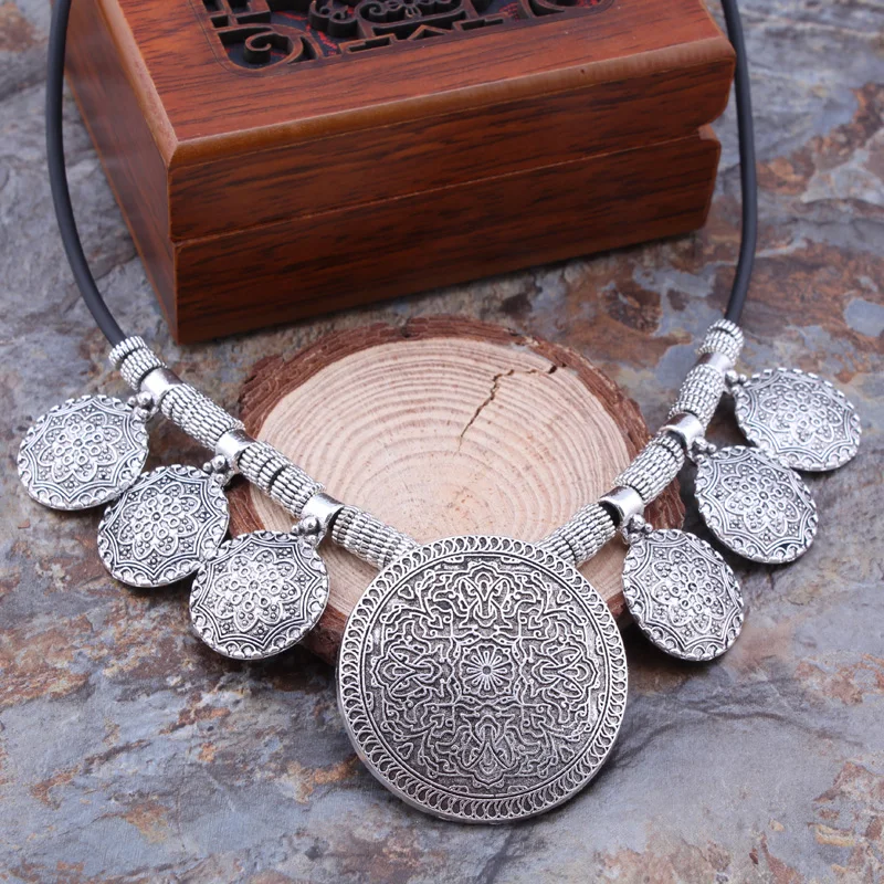 Aussage Ethnische Vintage Tibetischen Silber Farbe Halsketten Runde Münze Geschnitzte Blumen Anhänger Halsketten Für Frauen Tribal Schmuck