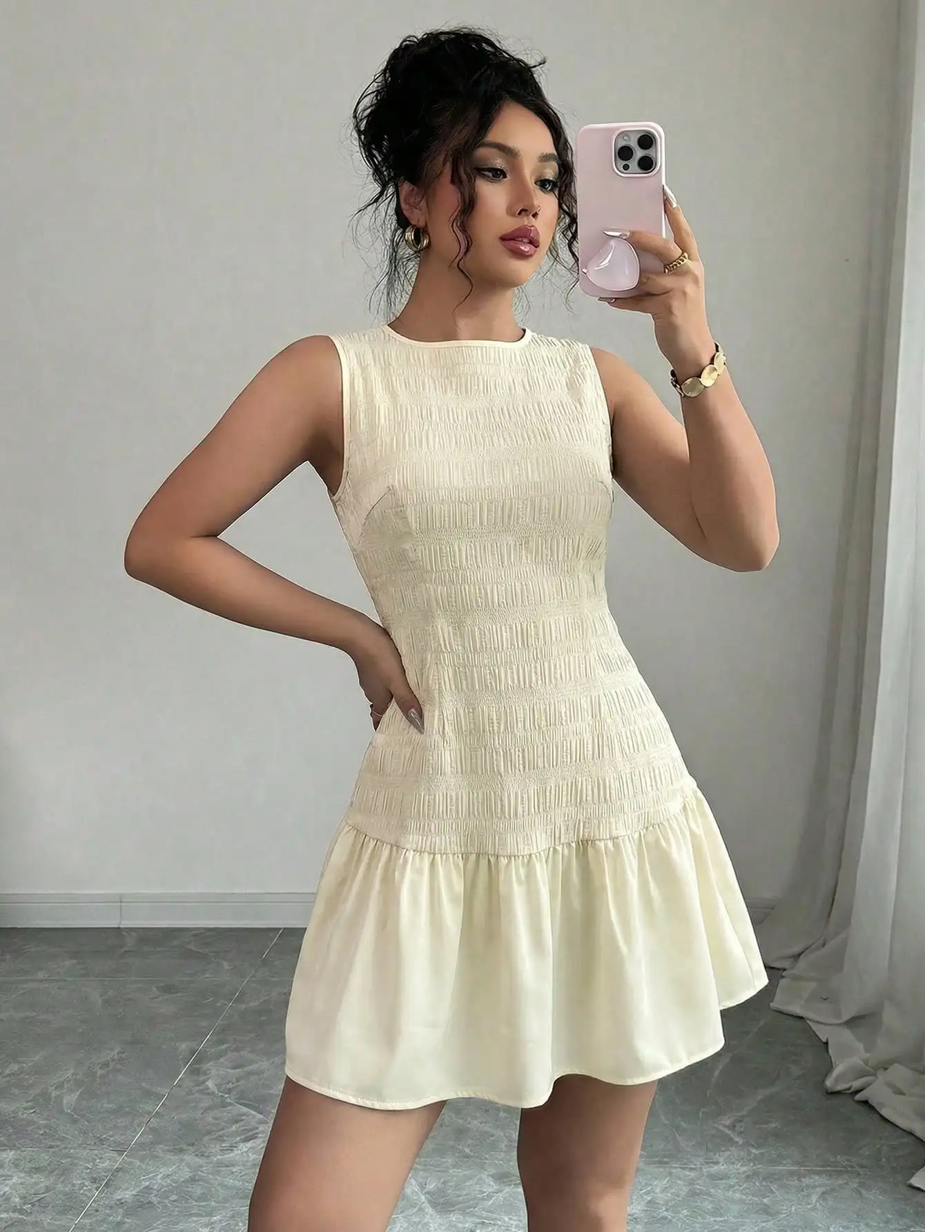 Cremefarbenes ärmelloses Smock-Minikleid für Damen, Rundhalsausschnitt, figurbetont und ausgestellt, lässiges Sommerkleid. – Detail 5