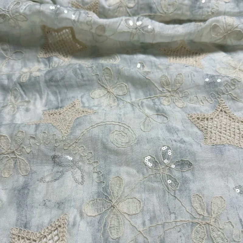 Sewing Tie Dye - ライトグレーブルーのタイダイ染め、星型スパンコール刺繍入り、花柄の透かし模様、リヨセルリネン生地、軽量、ドレスDIY縫製用