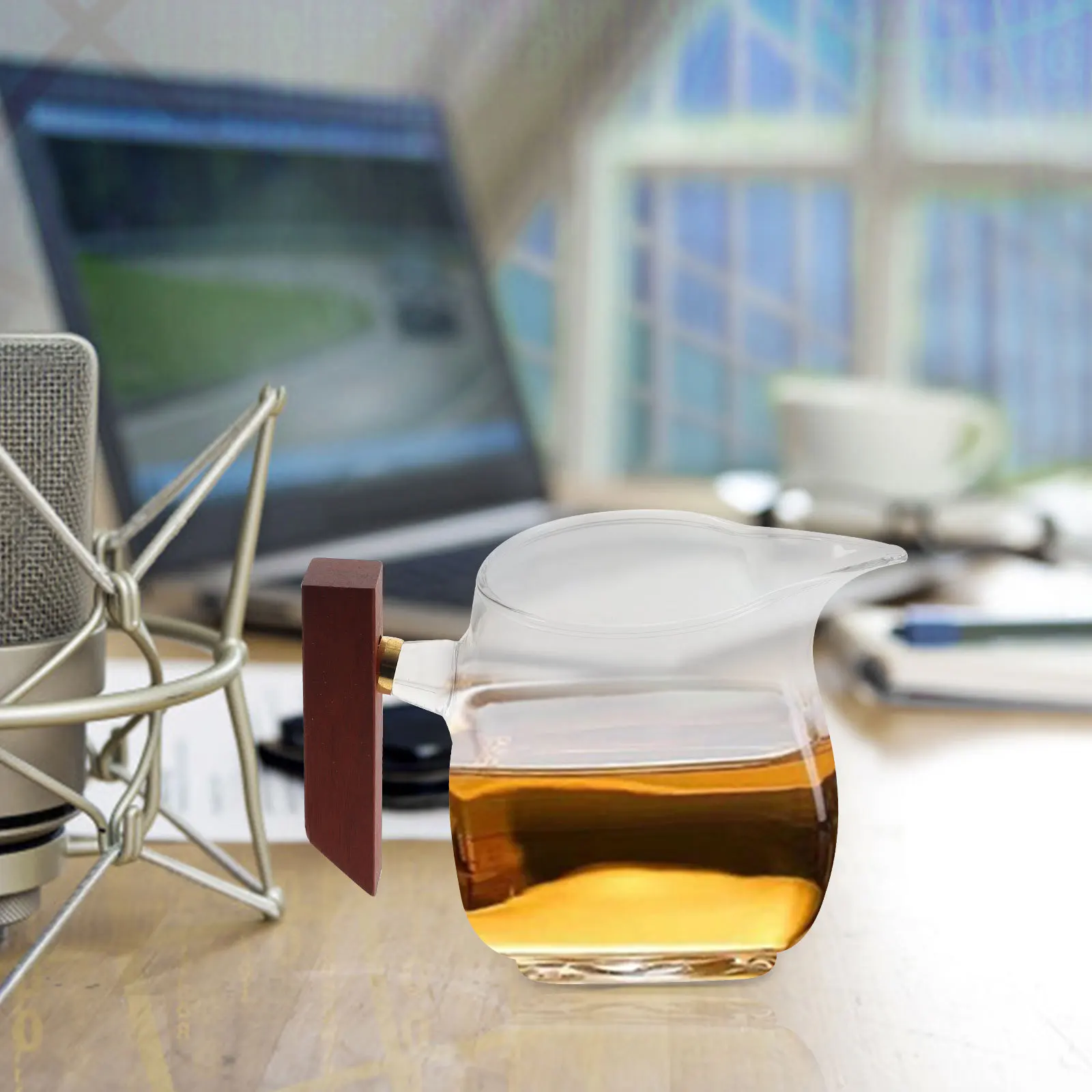 Грavy-пот, стеклянный, с деревянной ручкой