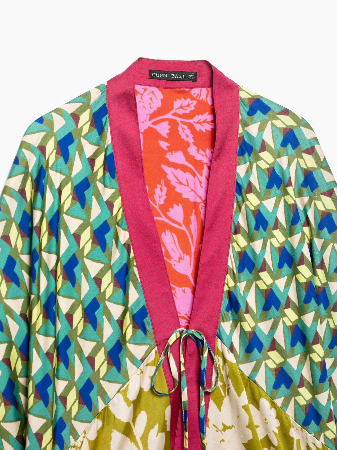 Sommerliches Damen-Set mit tiefem V-Ausschnitt, sieben Viertelärmeln, geblümtem und gestreiftem Print, Jacke und Wickelrock mit mittelhohem Bund. – Detail 13
