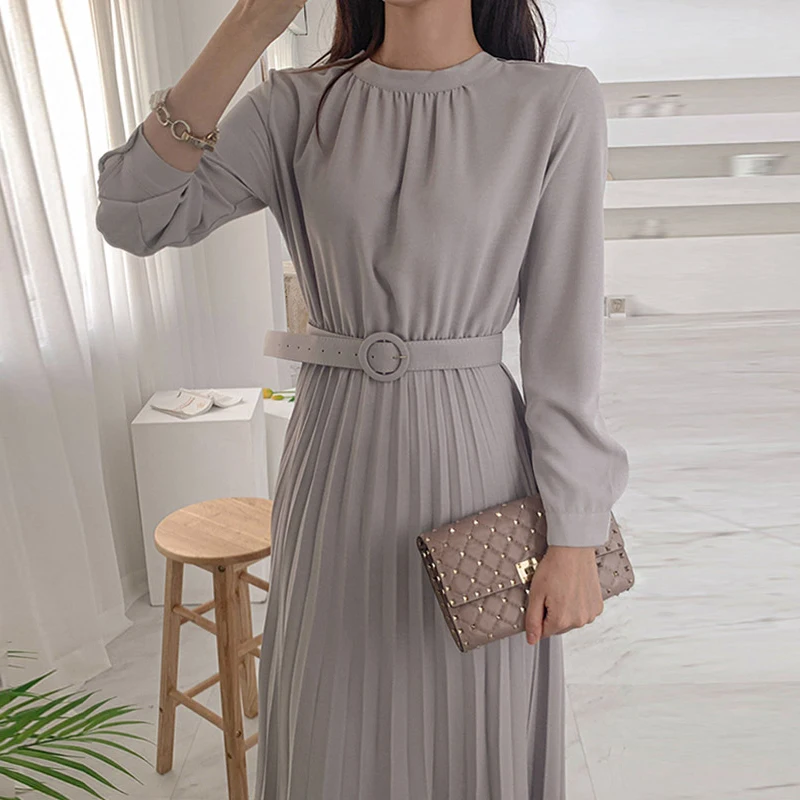 Elegancka, jesienno-zimowa spódnica midi z plisowanym, podkreślonym pasem, z paskiem, idealna do pracy.